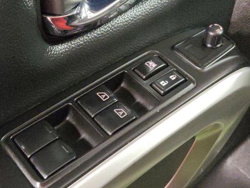 Used 2017 Nissan Titan SV image 27