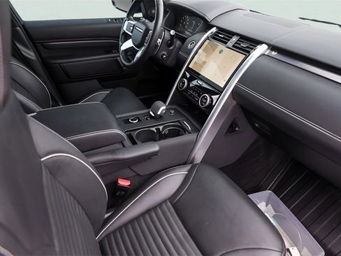 Used 2024 Land Rover Discovery Metropolitan Edition image 34