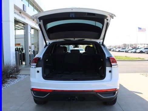 Used 2025 Volkswagen Atlas Cross Sport SE w/ Panoramic Sunroof Package image 10