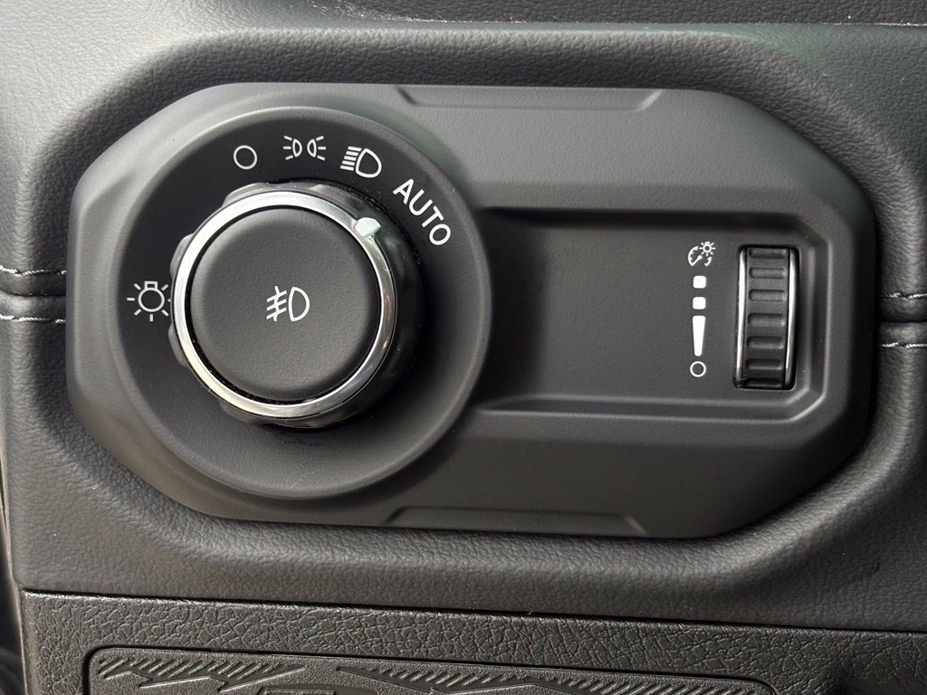 Used 2025 Jeep Wrangler Unlimited Sahara AWD/4WD image 18