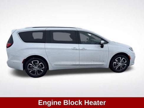 Used 2025 Chrysler Pacifica Pinnacle w/ Trailer Tow Group image 8