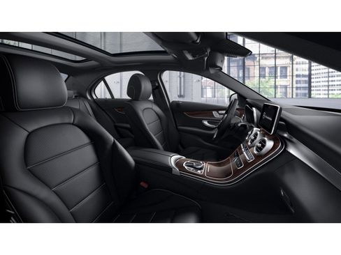 Used 2018 Mercedes-Benz C 300 4MATIC Sedan image 4