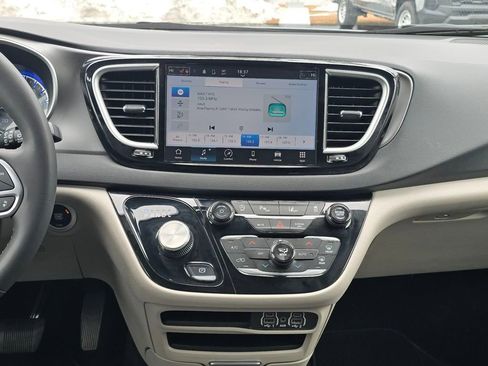 Used 2024 Chrysler Pacifica Touring-L image 17