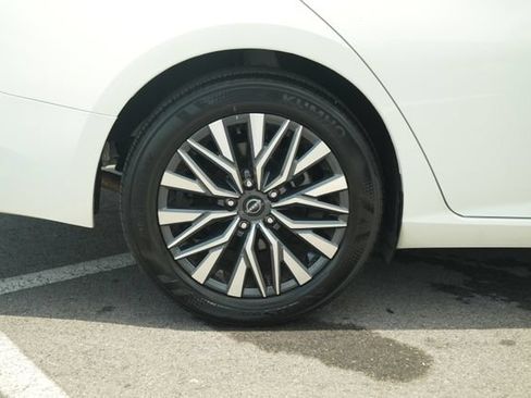 Used 2025 Nissan Altima 2.5 SV FWD image 43