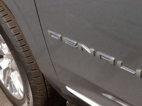 Used 2025 GMC Yukon XL Denali AWD/4WD image 9