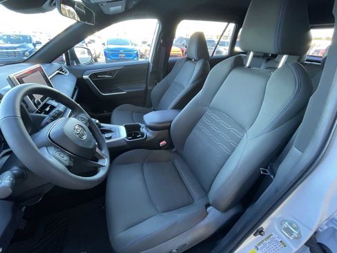 Used 2024 Toyota RAV4 SE image 18