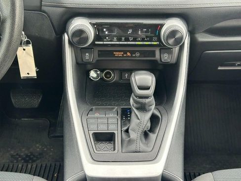 Used 2022 Toyota RAV4 LE AWD/4WD image 14