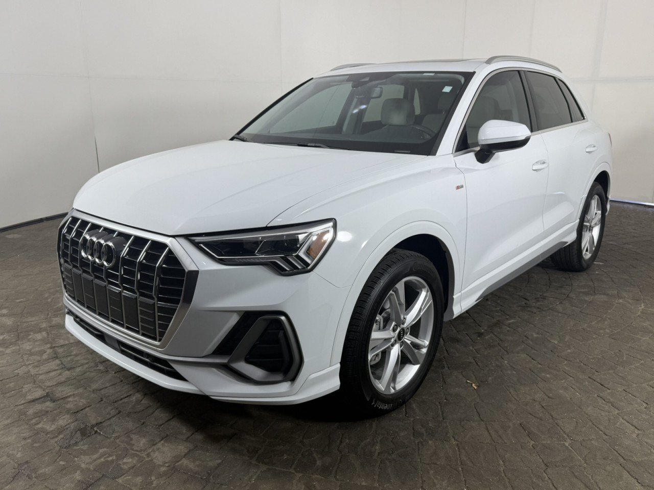 Used 2024 Audi Q3 2.0T Premium Plus w/ Premium Plus Package AWD/4WD image 3