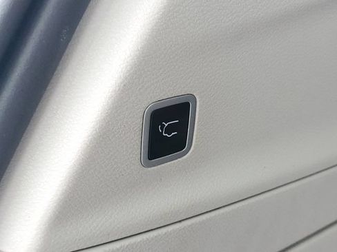 Used 2024 Chrysler Pacifica Limited FWD image 8