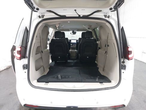 Used 2024 Chrysler Pacifica Touring-L image 17