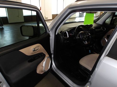 Used 2018 Jeep Renegade Latitude w/ Cold Weather Group AWD/4WD image 8