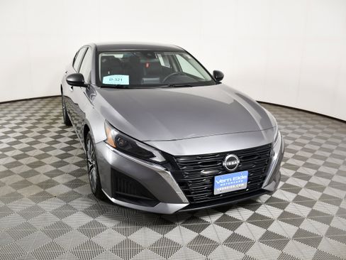 Used 2024 Nissan Altima 2.5 SV image 3