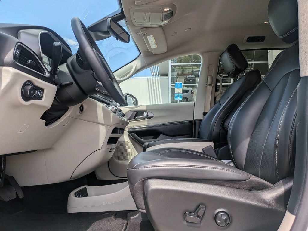 Used 2024 Chrysler Pacifica Touring-L FWD image 2
