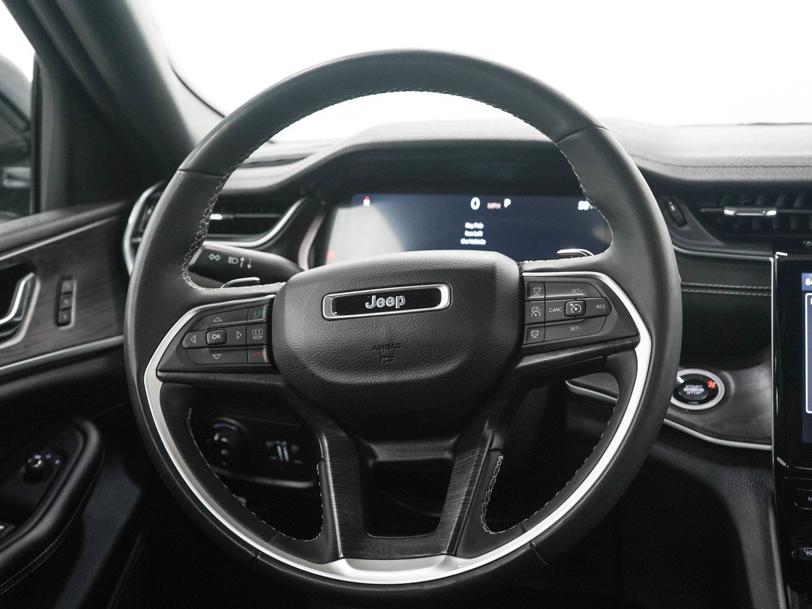Used 2024 Jeep Grand Cherokee Limited w/ Luxury Tech Group II AWD/4WD image 17