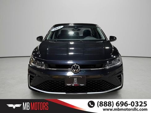 Used 2025 Volkswagen Jetta SE FWD image 2