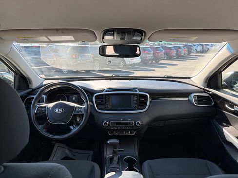 Used 2019 Kia Sorento LX w/ LX Convenience Package image 16
