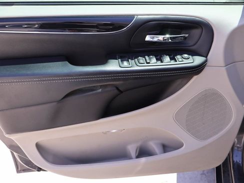 Used 2019 Dodge Grand Caravan SXT FWD image 7
