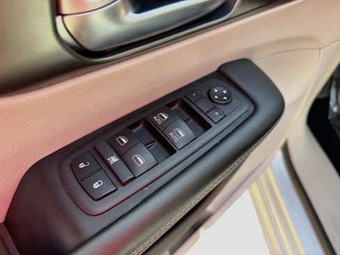 Used 2024 Chrysler Pacifica Touring-L FWD image 15