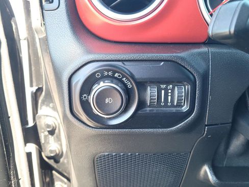 Used 2021 Jeep Wrangler Unlimited Rubicon AWD/4WD image 32