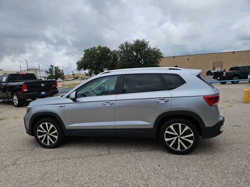 Used 2024 Volkswagen Taos SE FWD image 5