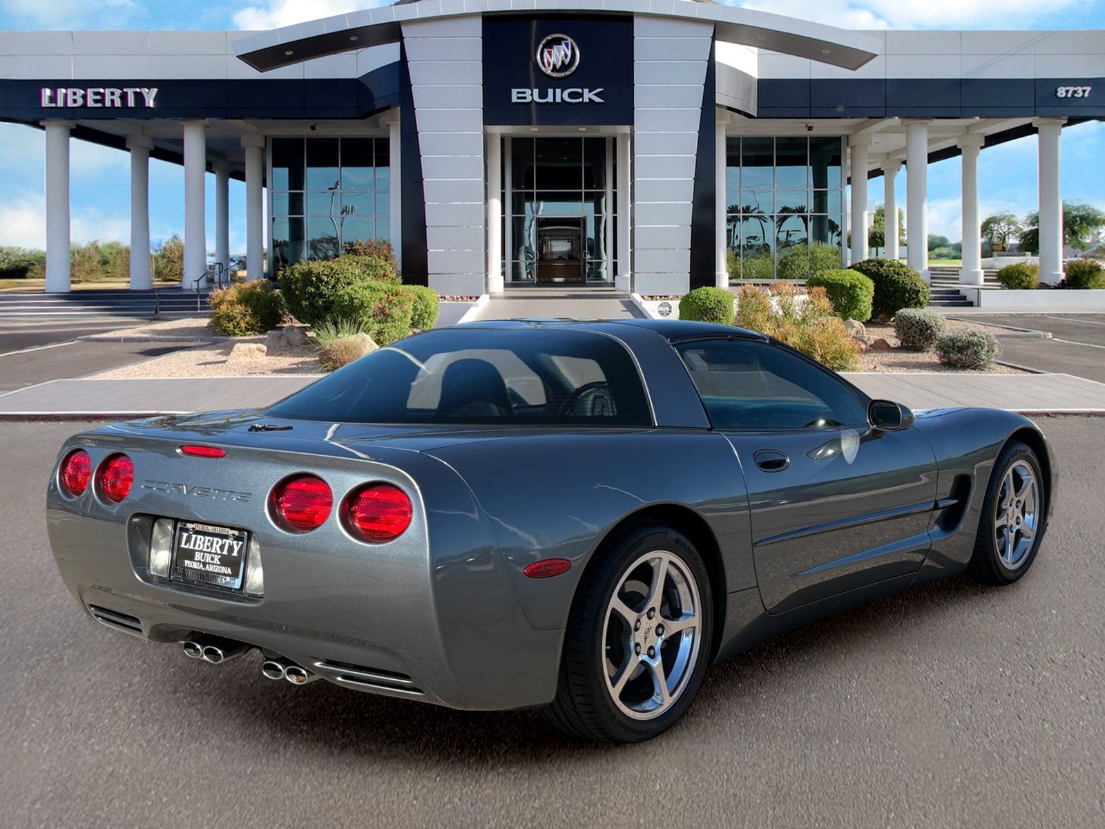 Used 2004 Chevrolet Corvette Coupe w/ Roof Package RWD image 3