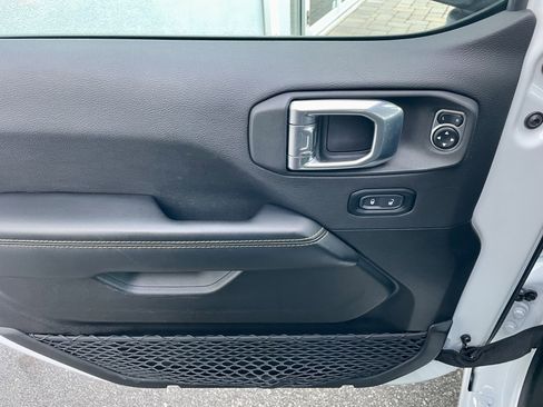 Used 2024 Jeep Wrangler Sahara image 12