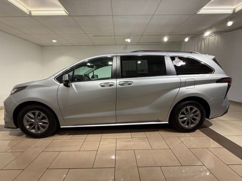 Used 2023 Toyota Sienna XLE image 2