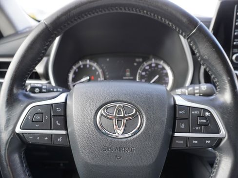Used 2022 Toyota Highlander XLE image 29