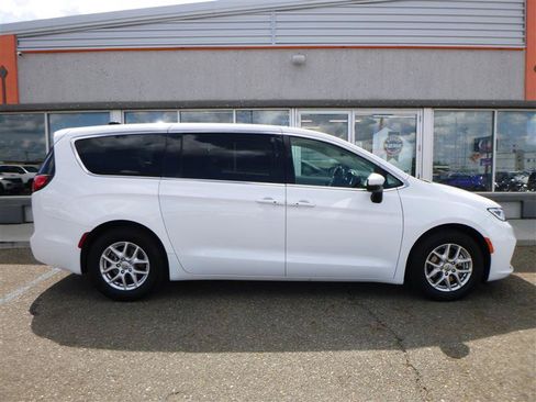 Used 2023 Chrysler Pacifica Touring-L FWD image 4