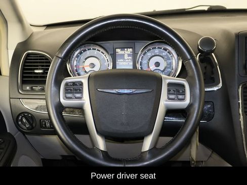 Used 2014 Chrysler Town & Country Touring image 7