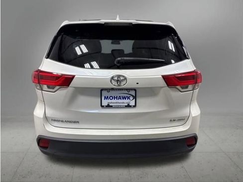 Used 2019 Toyota Highlander Plus AWD/4WD image 4