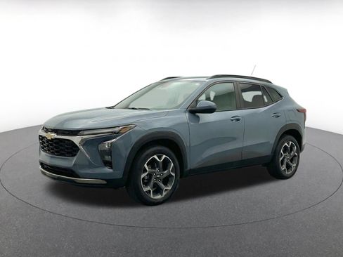 Used 2025 Chevrolet Trax LT w/ LT Convenience Package FWD image 3