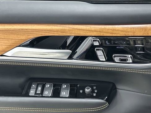 Used 2024 Jeep Grand Wagoneer Series III image 34