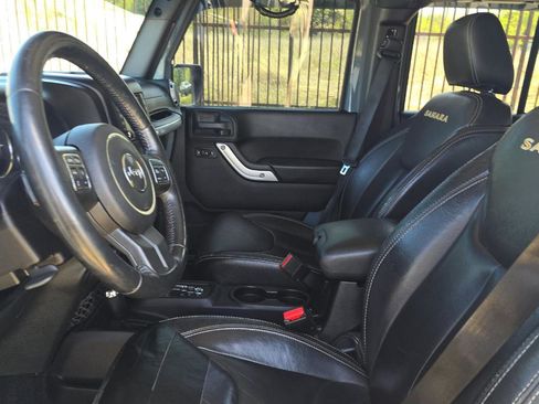 Used 2015 Jeep Wrangler Unlimited Sahara w/ Connectivity Group image 9