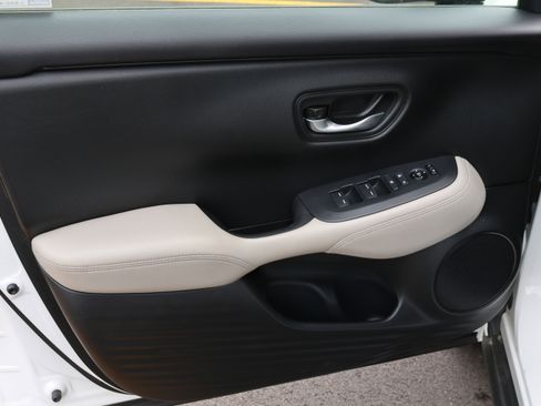 Used 2023 Honda HR-V LX image 17