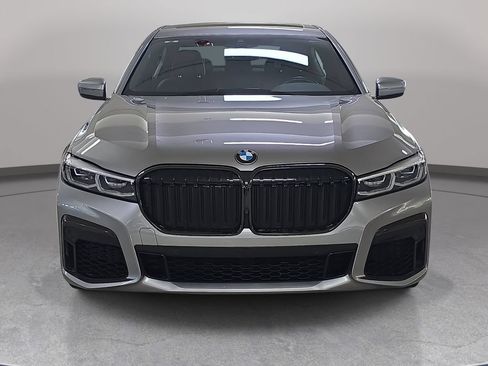Used 2022 BMW 740i w/ M Sport Package RWD image 2