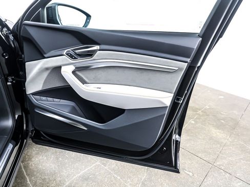 Used 2024 Audi Q8 e-tron Prestige w/ Prestige Package image 25