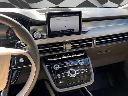 Used 2022 Lincoln Corsair AWD w/ Premium Package image 6
