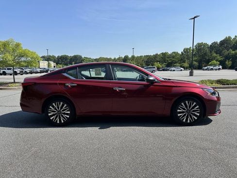 Certified 2025 Nissan Altima 2.5 SV FWD image 10