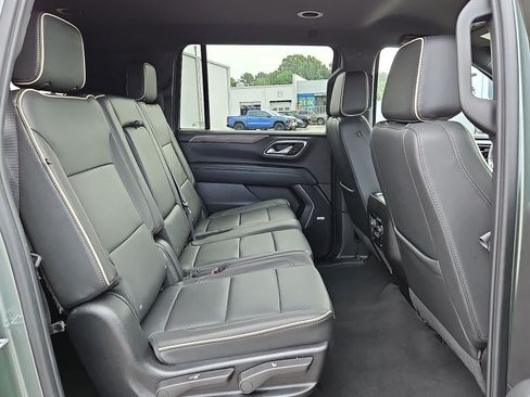 Used 2024 Chevrolet Suburban Premier RWD image 32