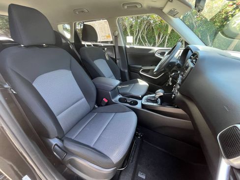 Used 2025 Kia Soul LX w/ LX Technology Package FWD image 29