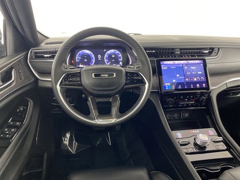 Used 2023 Jeep Grand Cherokee Overland w/ Luxury Tech Group IV AWD/4WD image 21