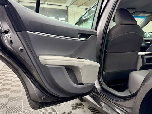 Used 2018 Toyota Camry LE image 6