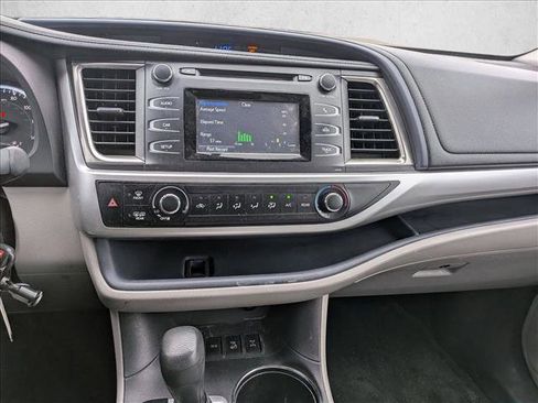 Used 2014 Toyota Highlander LE image 12