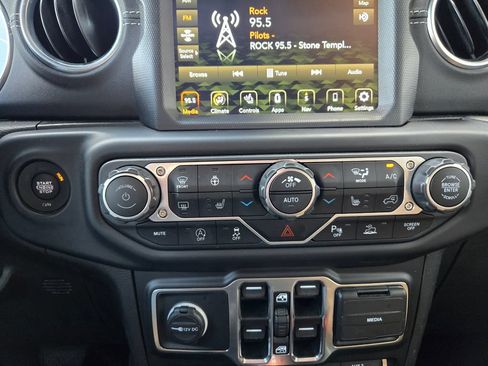 Used 2021 Jeep Wrangler Unlimited Sahara AWD/4WD image 28