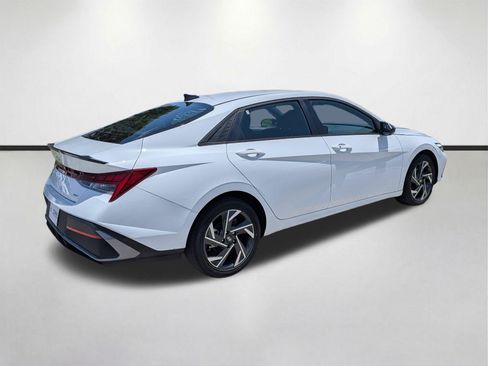 Used 2025 Hyundai Elantra SEL FWD image 4