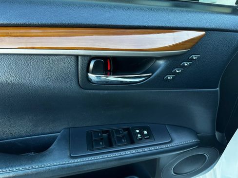 Used 2013 Lexus ES 300h w/ Luxury Pkg FWD image 13