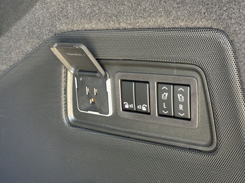 Certified 2024 Cadillac Escalade ESV V AWD/4WD image 10