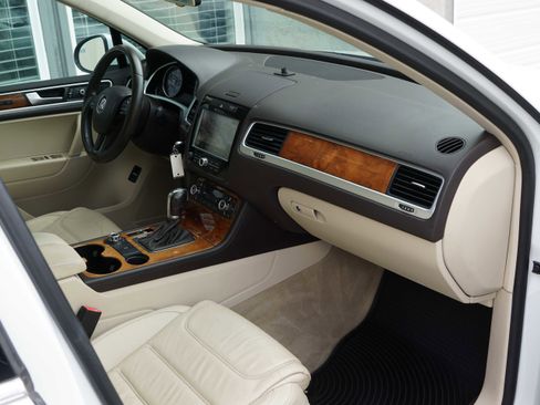 Used 2014 Volkswagen Touareg TDI image 28