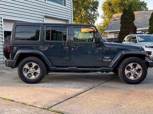 Used 2018 Jeep Wrangler Unlimited Sahara w/ Dual Top Group AWD/4WD image 2